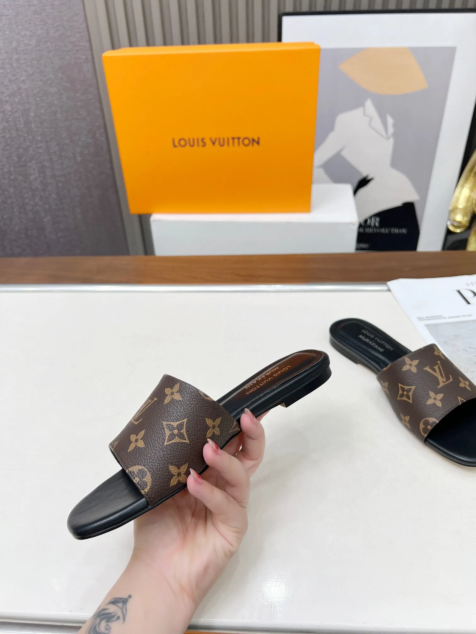 💕💕Factory direct selling price p380💕💕Vuiton’s latest 2025 spring and summer style. This sandal is from the Louis Vuitton The dotted LV logo on the upper brings a different visual feast to the hot summer. Color: coffee, white, black. Size: 35 to 40 (4142 can be customized, non-returnable and non-exchangeable) (leather sole can be customized +30 non-returnable and non-exchangeable)